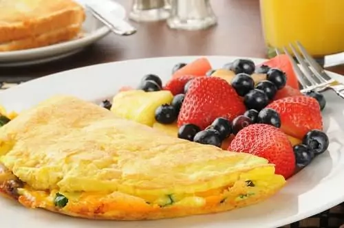 Omelet with berries