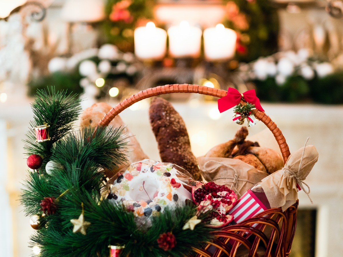 10 Steps to the Happiest Christmas Ever Share your blessings
