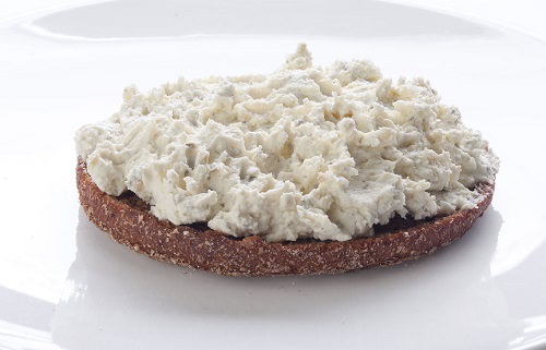 Rye bread and cottage cheese