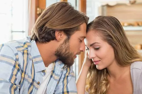 8 Ways to Know If He Wants to Kiss You