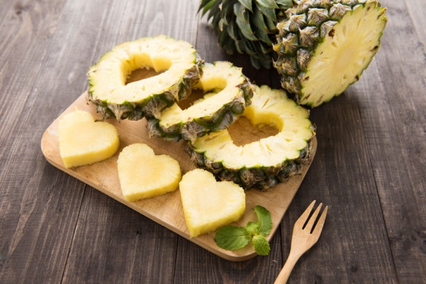 9 Steps to a Perfectly Cut Pineapple