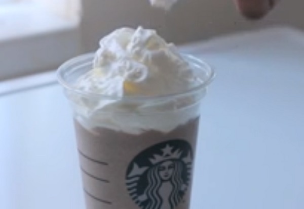 Awesomely Delicious Oreo Milkshake You Can Drink Guilt-Free (Video)