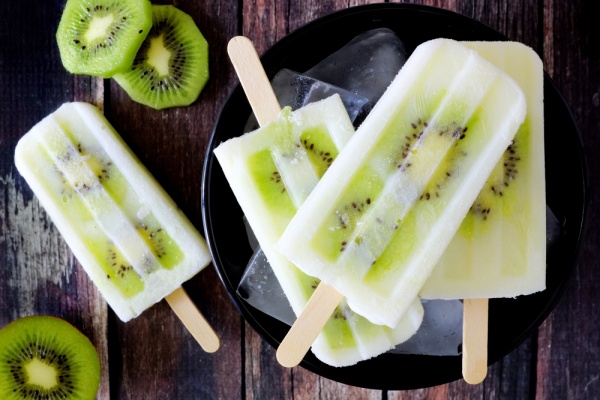 Kiwi vanilla yogurt popsicles