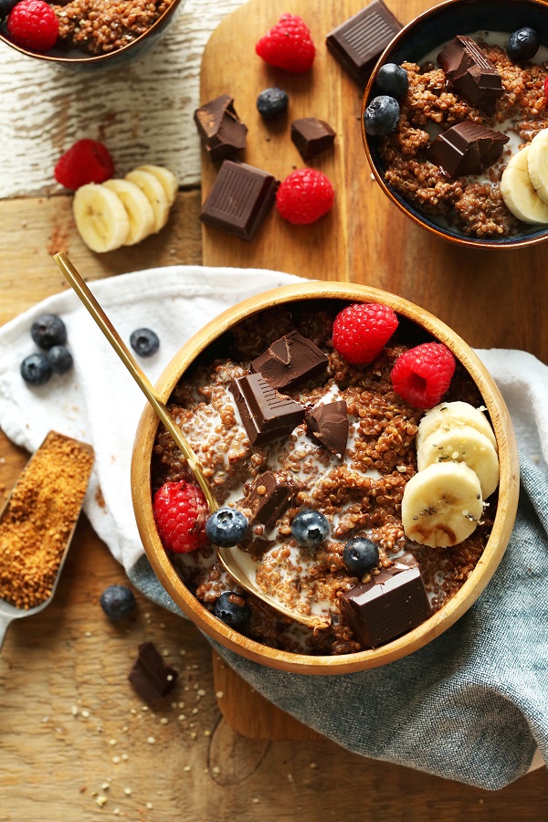 dark chocolate quinoa breakfast bowl