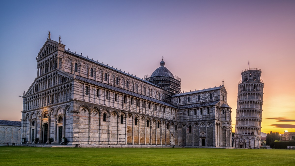 Leaning Tower of Pisa – Pisa, Italy (638 years) 10 Most Beautiful Old Buildings 