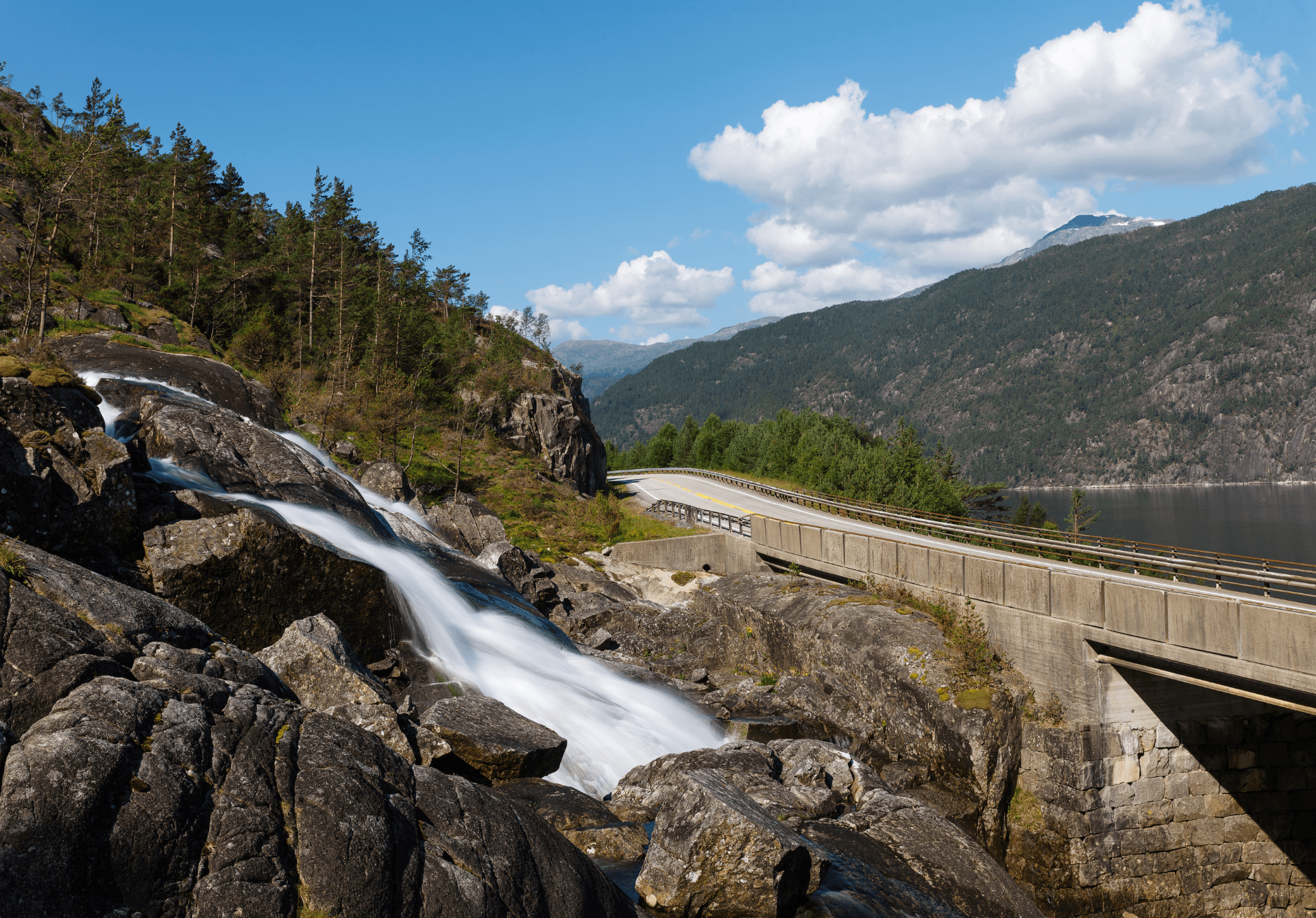 Langfoss Falls